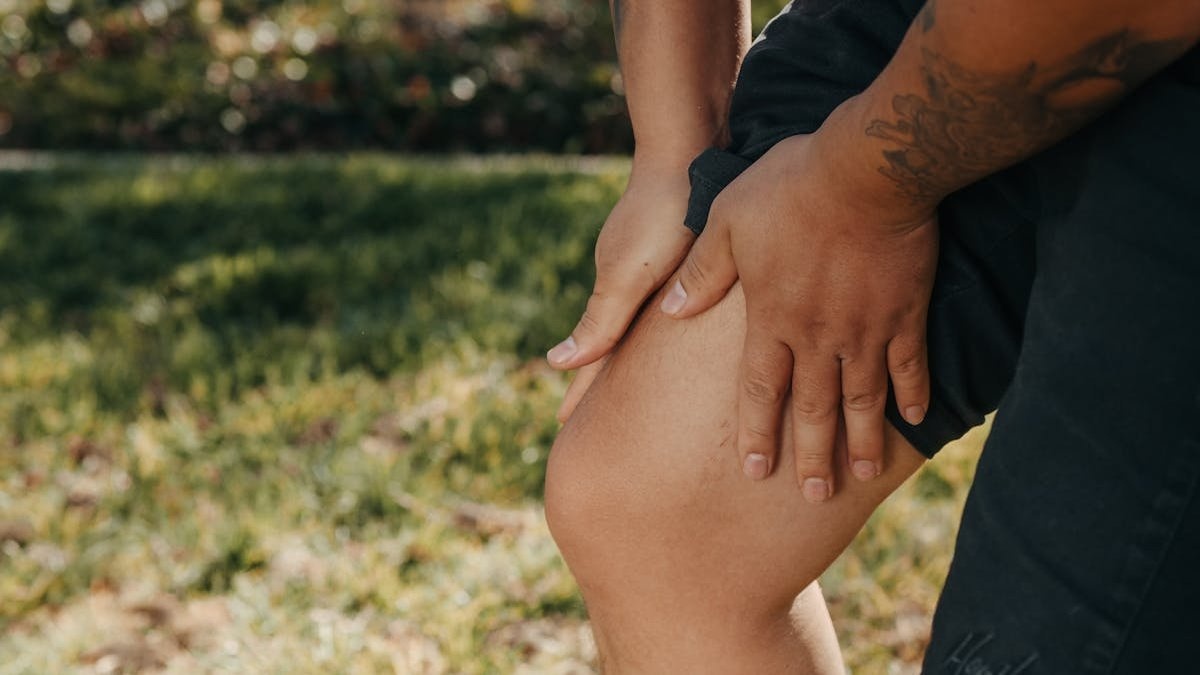 Personne se tenant la cuisse après une douleur musculaire