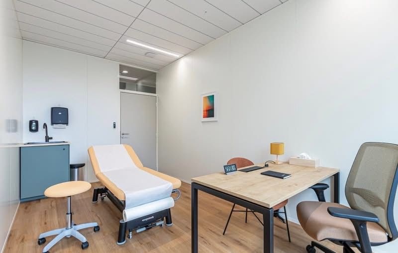 Centre Body House Kiné Paris 17e - cabinet de kinésithérapie avec table de soin et espace de consultation