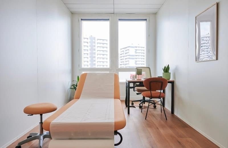 Centre Body House Kiné Paris 17e - salle de soin lumineuse avec vue sur les immeubles du quartier