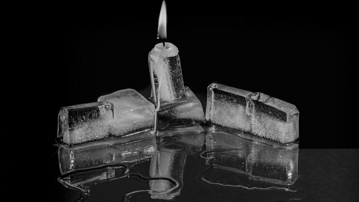 Bougie fondante et glaçons : le contraste chaud froid