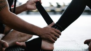 Cheville bandée avec élastique lors d'une rééducation sportive