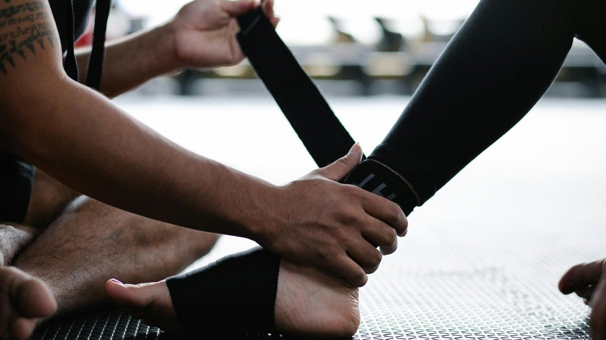 Cheville bandée avec élastique lors d'une rééducation sportive
