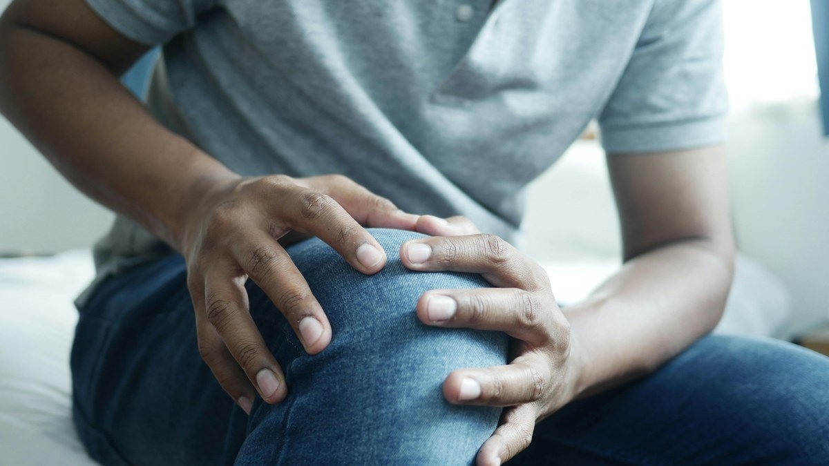 Personne tenant son genou douloureux avant rééducation