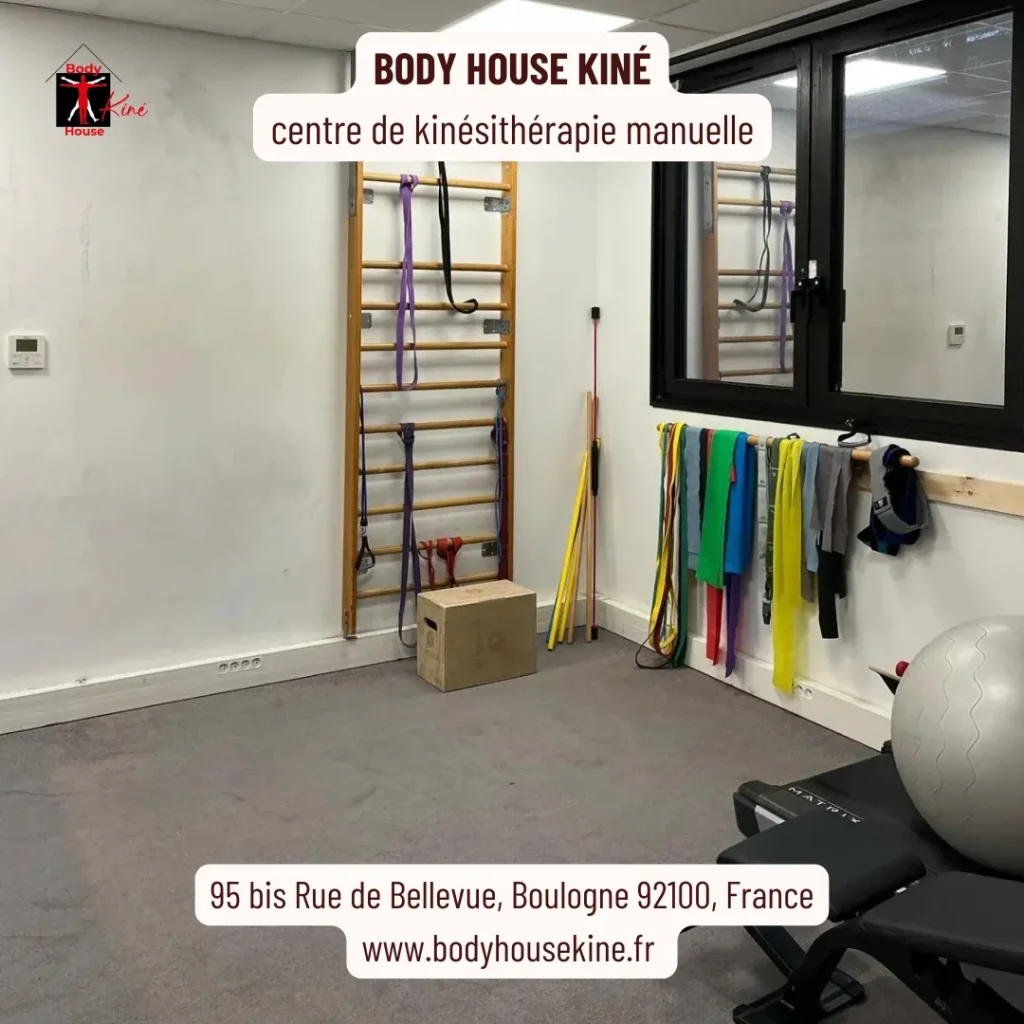 Espace gymnase du cabinet BHK rue de Bellevue à Boulogne-Billancourt, dédié à la rééducation fonctionnelle (espaliers, ballons, élastiques)