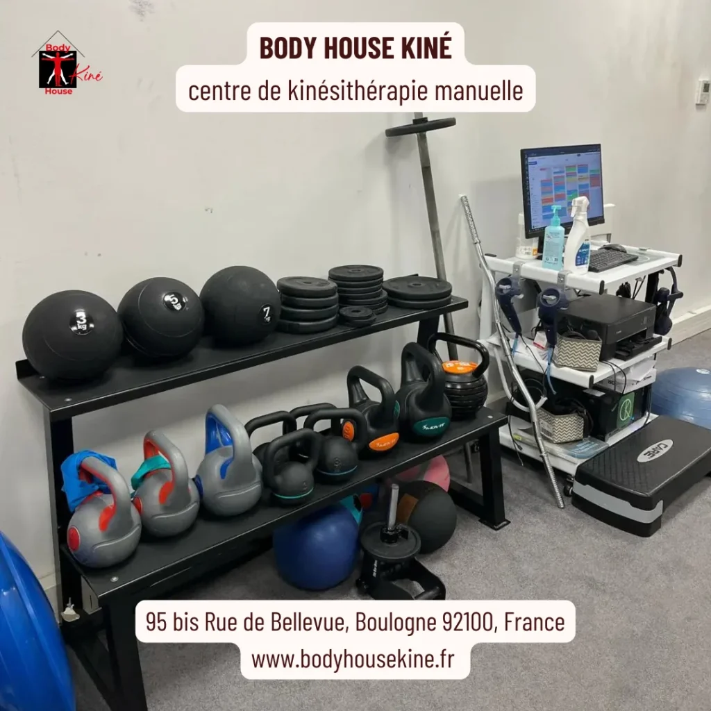 Matériel de renforcement musculaire du cabinet BHK rue de Bellevue : kettlebells, médecine balls et haltères
