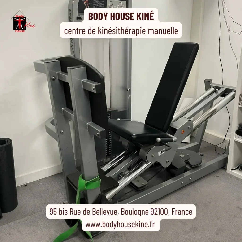 Presse à cuisse du plateau technique BHK rue de Bellevue, utilisée pour le renforcement musculaire des membres inférieurs