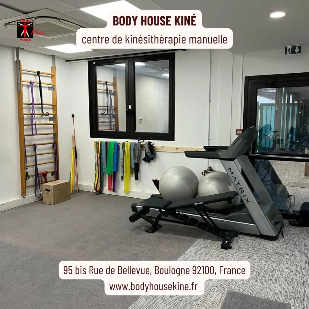 Espace de réathlétisation du cabinet BHK rue de Bellevue à Boulogne-Billancourt (ballons fitness, presse, espaliers)