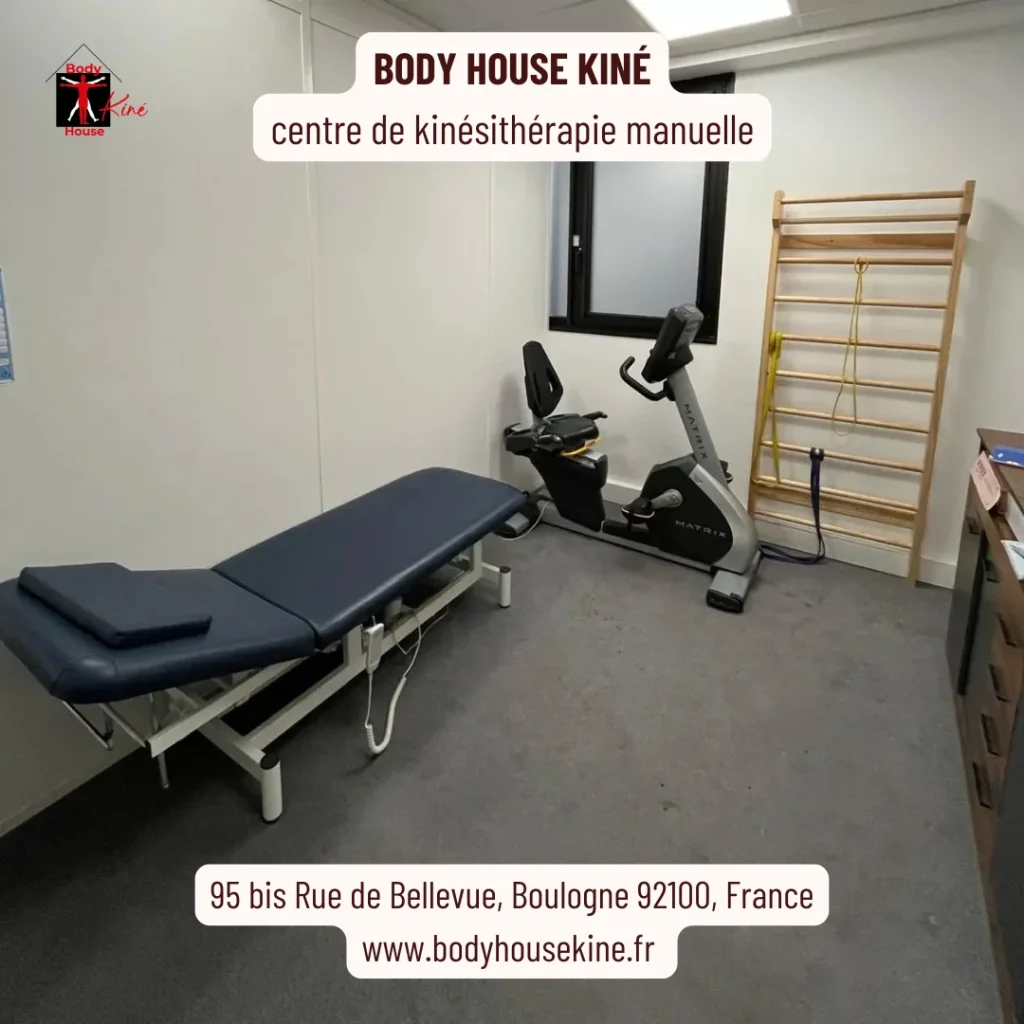 Salle de kinésithérapie combinée à un espace cardio au cabinet BHK rue de Bellevue, avec vélo demi-allongé et espaliers