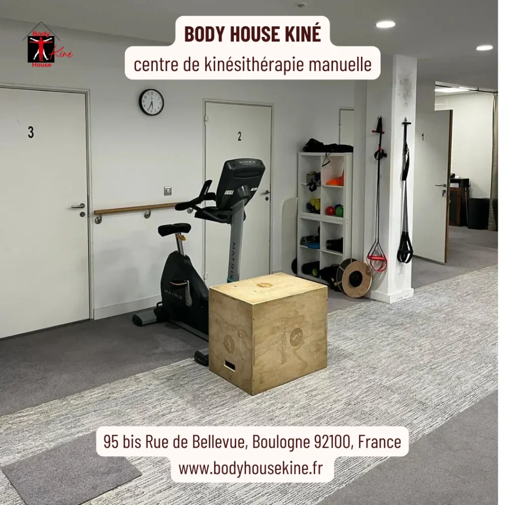 Vélo droit et box pliométriques du cabinet BHK rue de Bellevue, pour exercices cardio et proprioception