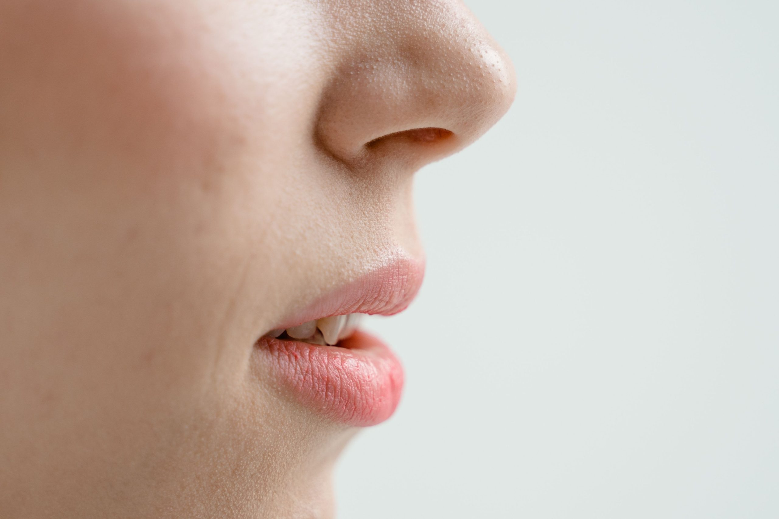 Gros plan de profil sur le nez et la bouche entrouverte d'une femme, respiration buccale visible.